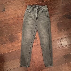 American Eagle women’s faded black   Gray Jeans 2 regular mom jean